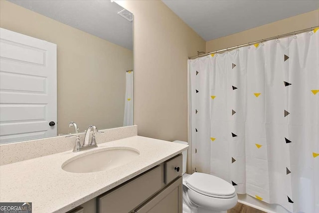 bathroom with curtained shower, visible vents, vanity, and toilet