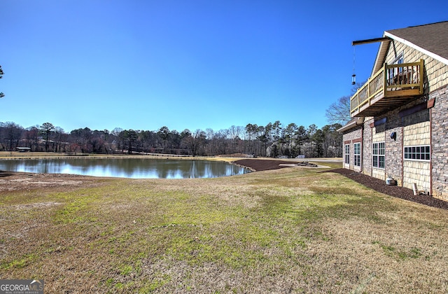 view of yard featuring a water view