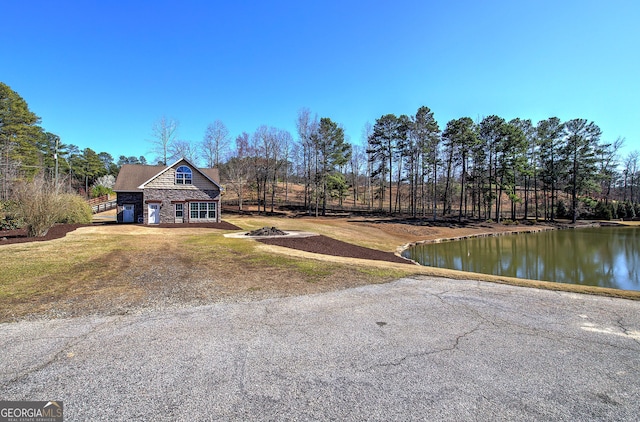 view of yard featuring a water view