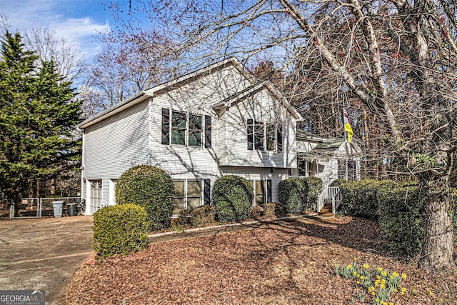 view of front facade with driveway