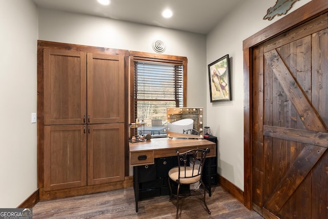 office area featuring recessed lighting, dark wood-style floors, and baseboards