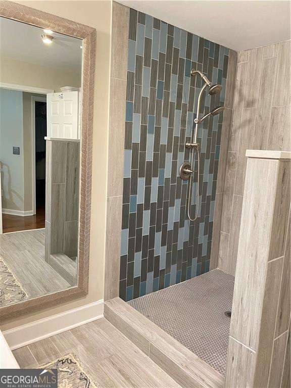 full bathroom featuring a tile shower