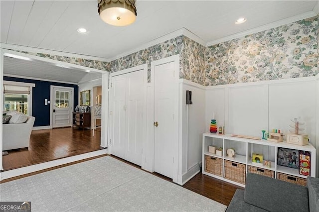 rec room with wallpapered walls, wainscoting, wood finished floors, crown molding, and recessed lighting