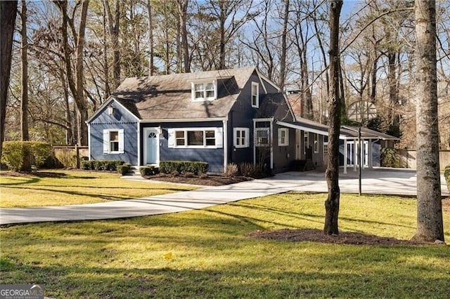 view of front facade with driveway, a carport, and a front yard