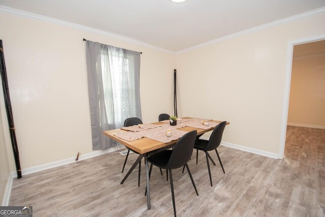 unfurnished room featuring plenty of natural light, baseboards, and wood finished floors