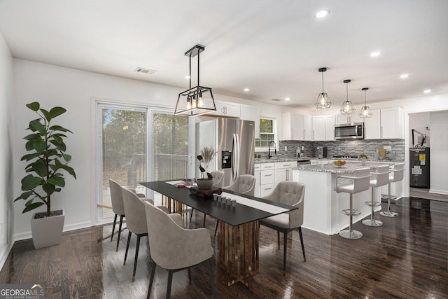 dining room featuring visible vents, recessed lighting, baseboards, and dark wood-style flooring