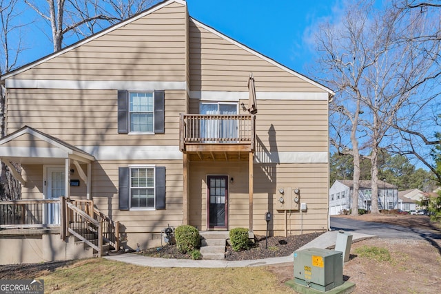 view of front of property featuring a balcony