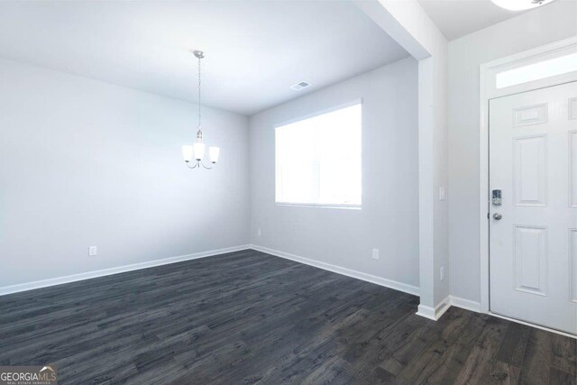 entryway featuring dark wood-style floors, visible vents, a notable chandelier, and baseboards