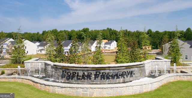 community sign featuring a residential view