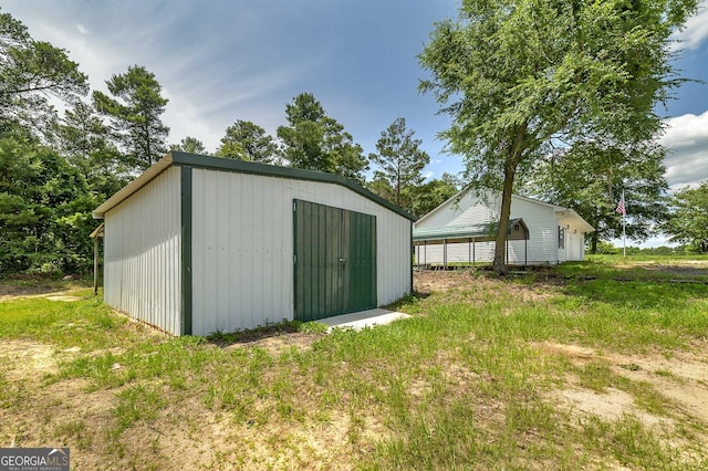 view of outdoor structure with an outbuilding