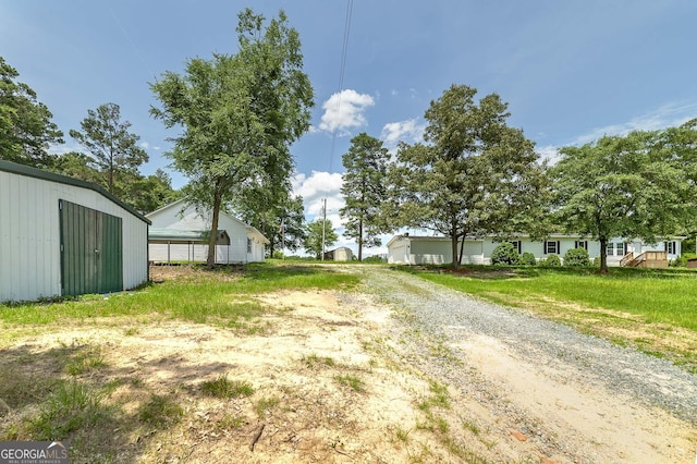 view of yard featuring an outbuilding