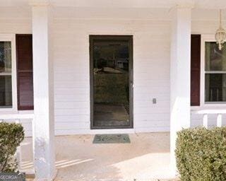 property entrance featuring a porch