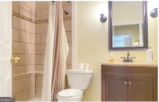 full bathroom with toilet, a shower with curtain, and vanity