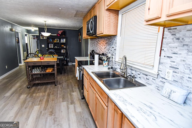 kitchen featuring crown molding, tasteful backsplash, black range with electric stovetop, light wood-style floors, and a sink