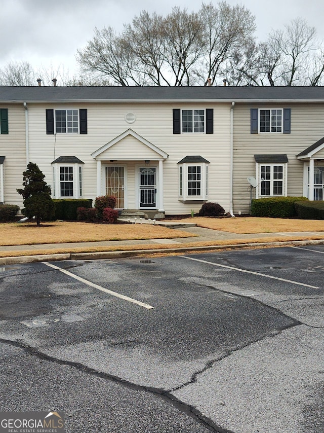 view of front facade featuring uncovered parking