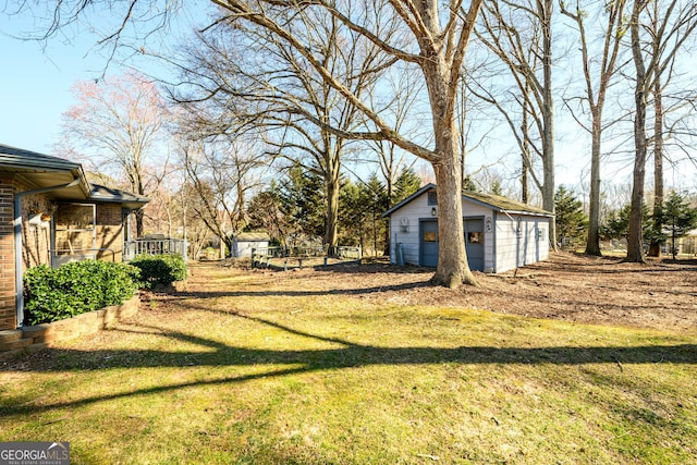 view of yard with an outdoor structure and a detached garage