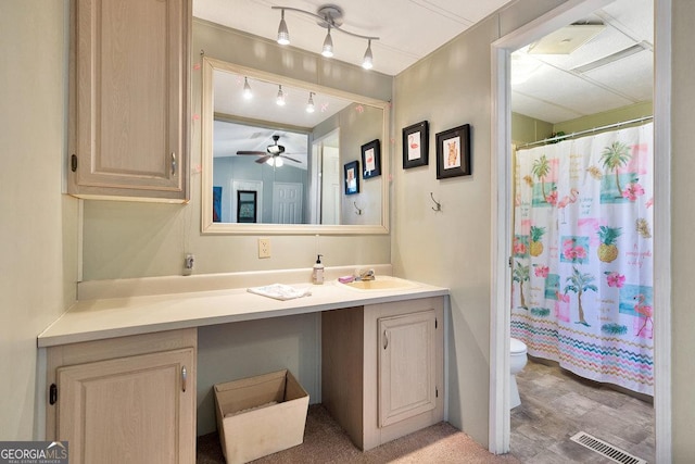 full bathroom featuring visible vents, toilet, a ceiling fan, vanity, and a shower with curtain