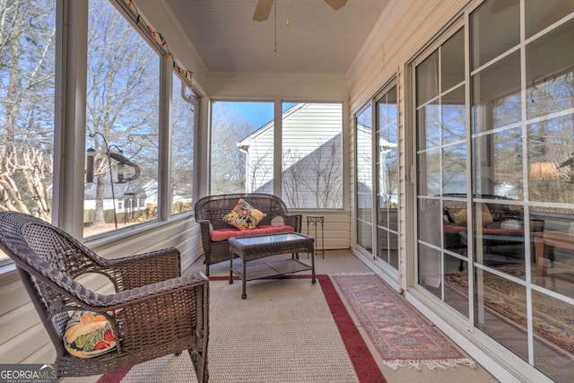 sunroom with ceiling fan