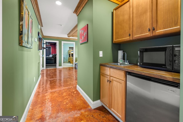 interior space featuring baseboards, a sink, black microwave, dishwashing machine, and fridge