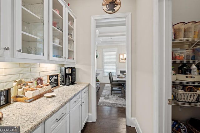 4590 Gablestone Xing, Hoschton, GA 30548 - bar area featuring decorative backsplash and dark wood-style floors
