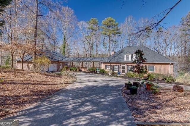 view of front of property featuring concrete driveway