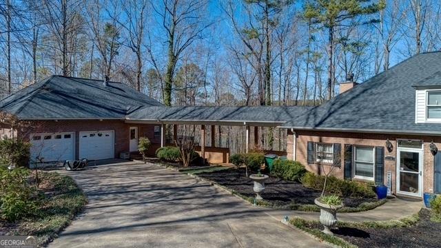 view of front of property featuring an attached garage and driveway