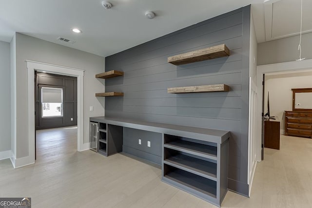 mudroom featuring baseboards, visible vents, built in study area, recessed lighting, and light wood-type flooring