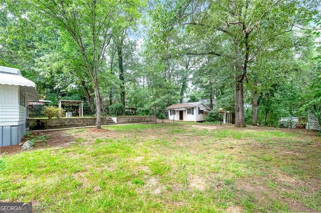 view of yard featuring an outbuilding