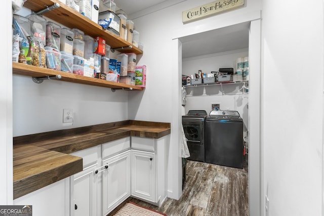 storage area with washing machine and clothes dryer