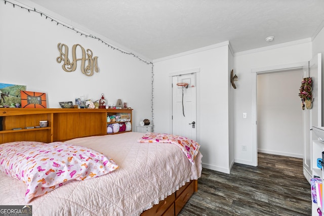 bedroom featuring dark wood-style floors, crown molding, a closet, a textured ceiling, and baseboards