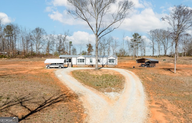 view of front of house featuring dirt driveway