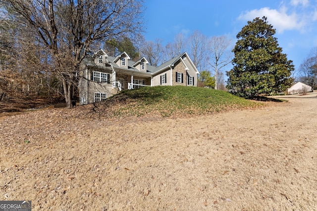 view of front facade featuring brick siding