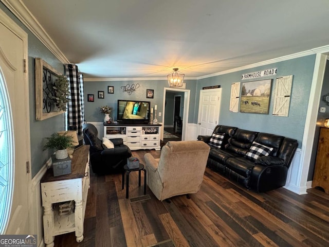 living room with a notable chandelier, ornamental molding, and wood finished floors