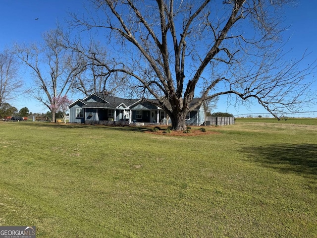 view of front of property featuring a porch and a front yard