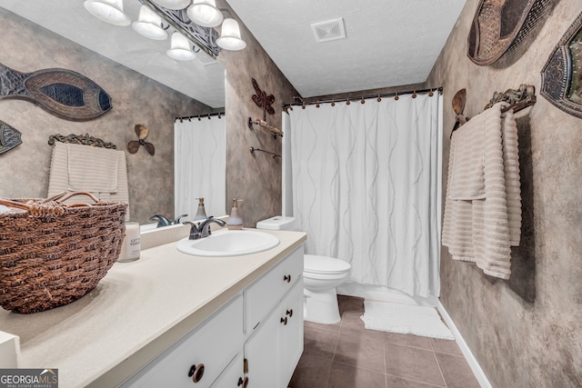 full bathroom with a textured ceiling, curtained shower, tile patterned flooring, and visible vents