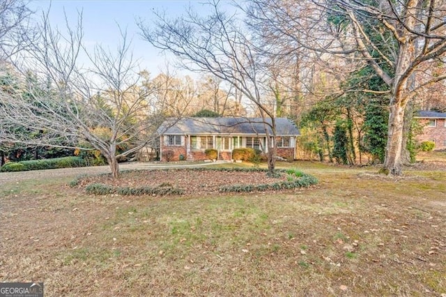 single story home with a front yard