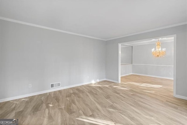 unfurnished room featuring a notable chandelier, visible vents, baseboards, light wood-style floors, and ornamental molding