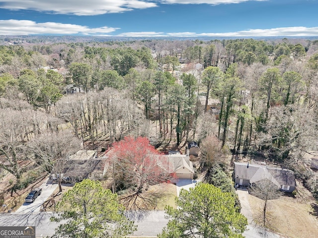 birds eye view of property featuring a forest view