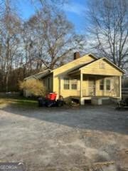 view of front of house with driveway