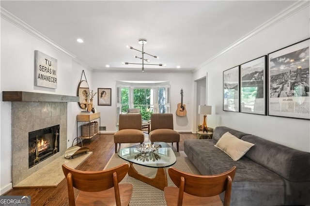 living room with a fireplace, recessed lighting, ornamental molding, wood finished floors, and baseboards