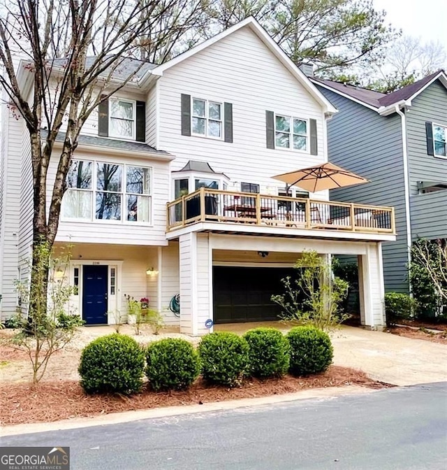 townhome / multi-family property featuring concrete driveway