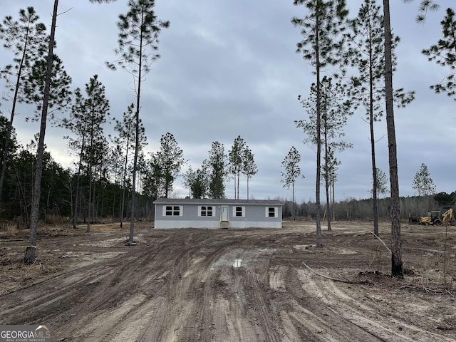 view of front of house with dirt driveway