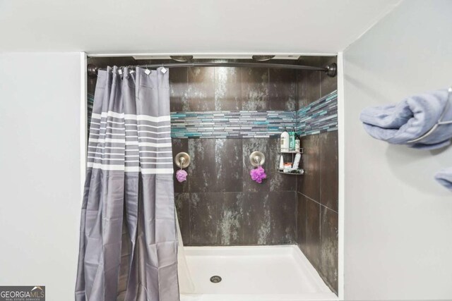 bathroom featuring a tile shower
