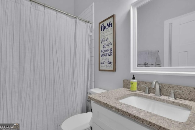 full bath with a shower with shower curtain, vanity, and toilet