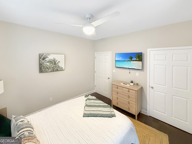 bedroom with ceiling fan and baseboards