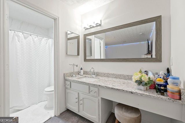 full bath with a shower with shower curtain, vanity, and toilet