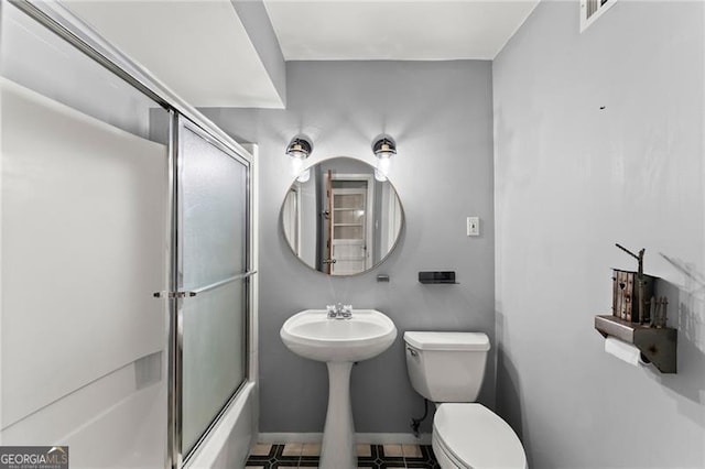 full bath with toilet, shower / bath combination with glass door, baseboards, and visible vents