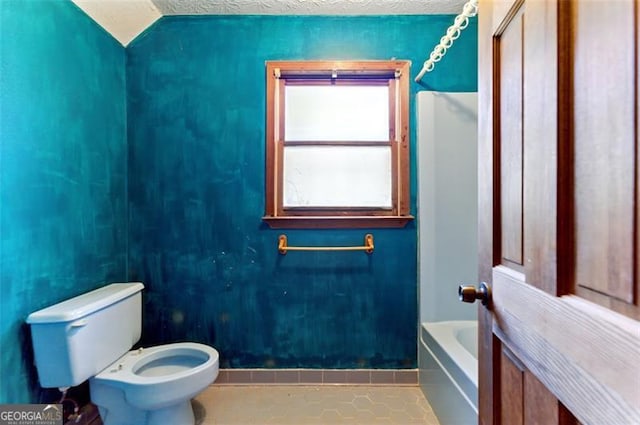 1505 Ozora Rd, Loganville, GA 30052 - full bathroom featuring toilet, a shower, a textured ceiling, and a bath