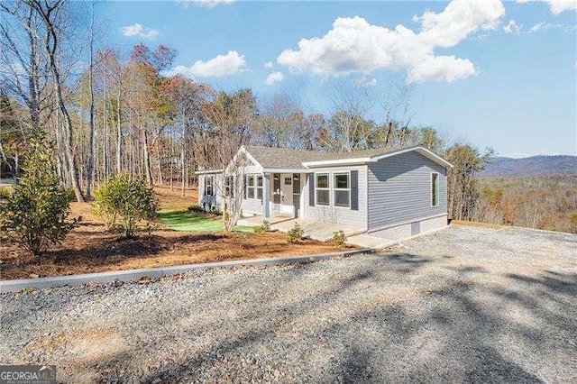 view of front of property featuring gravel driveway