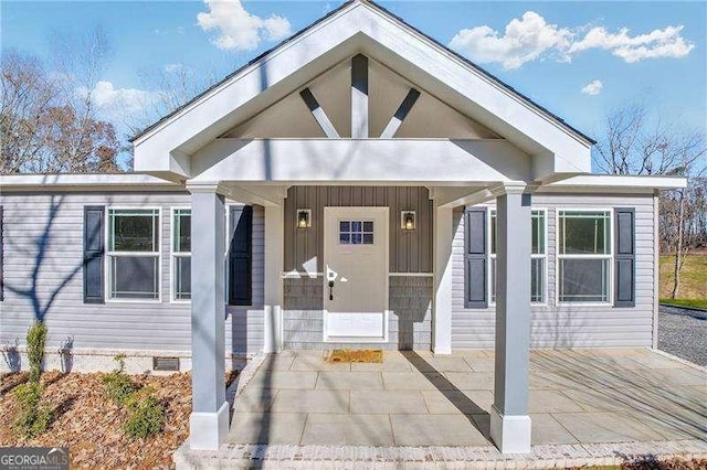 view of front of property featuring crawl space